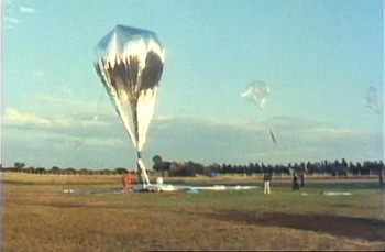 Preparativos para el lanzamiento de un globo MIR desde Paardefontein, circa 1980