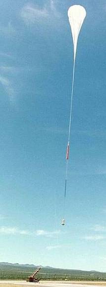 Lanzamiento de un globo estratosférico desde el aeropuerto Barstow-Daggett