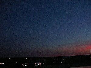 El globo, captado por la camara de uno de los cientificos que lo lanzó se recorta claramente en el ocaso
